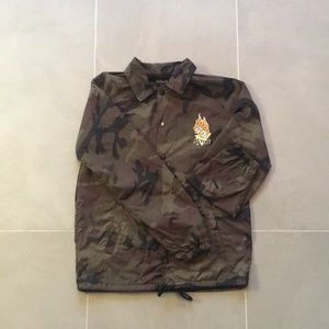 men’s camouflage active windbreaker.